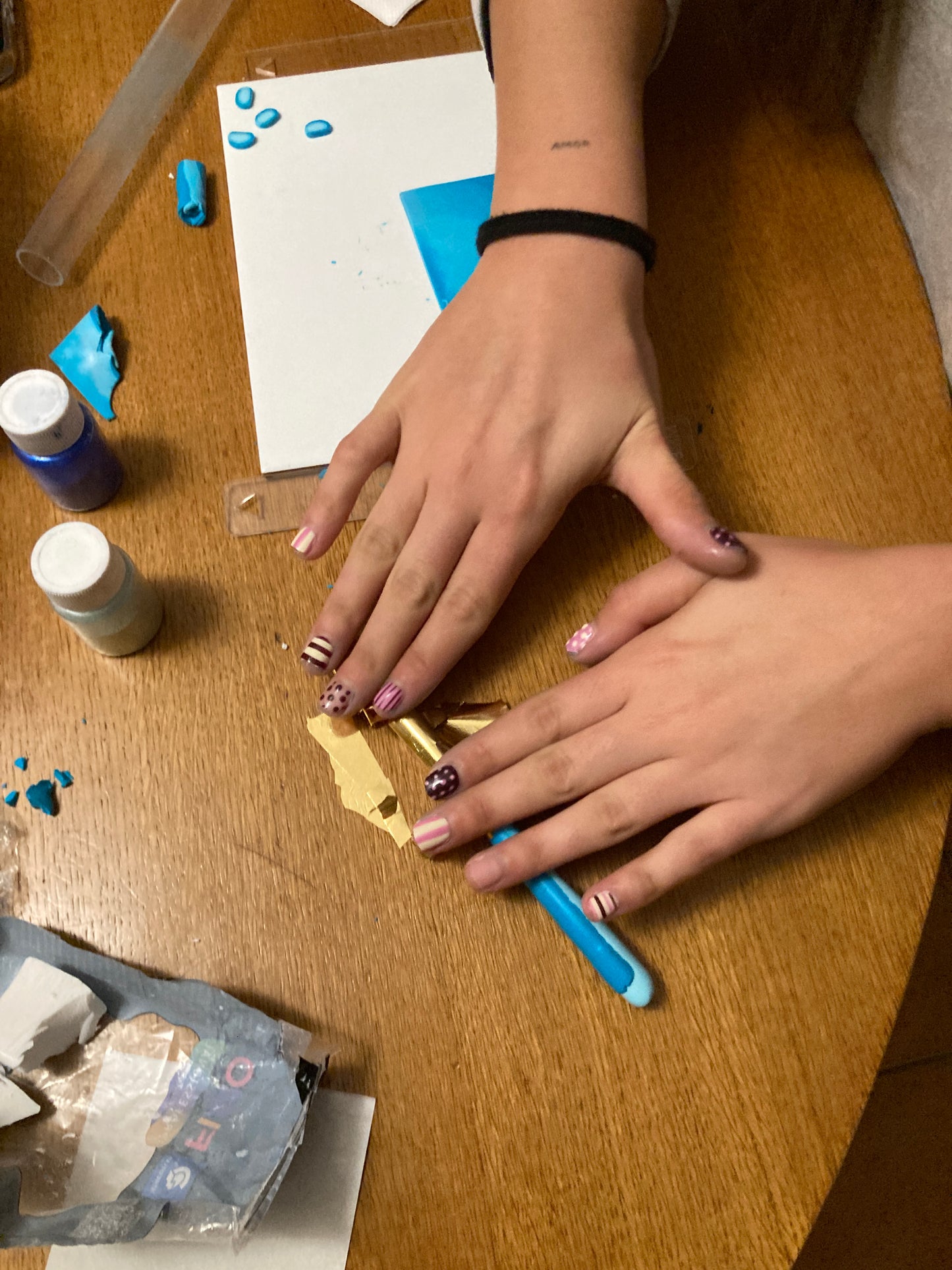 Taller de creación de pendientes en arcilla polimérica