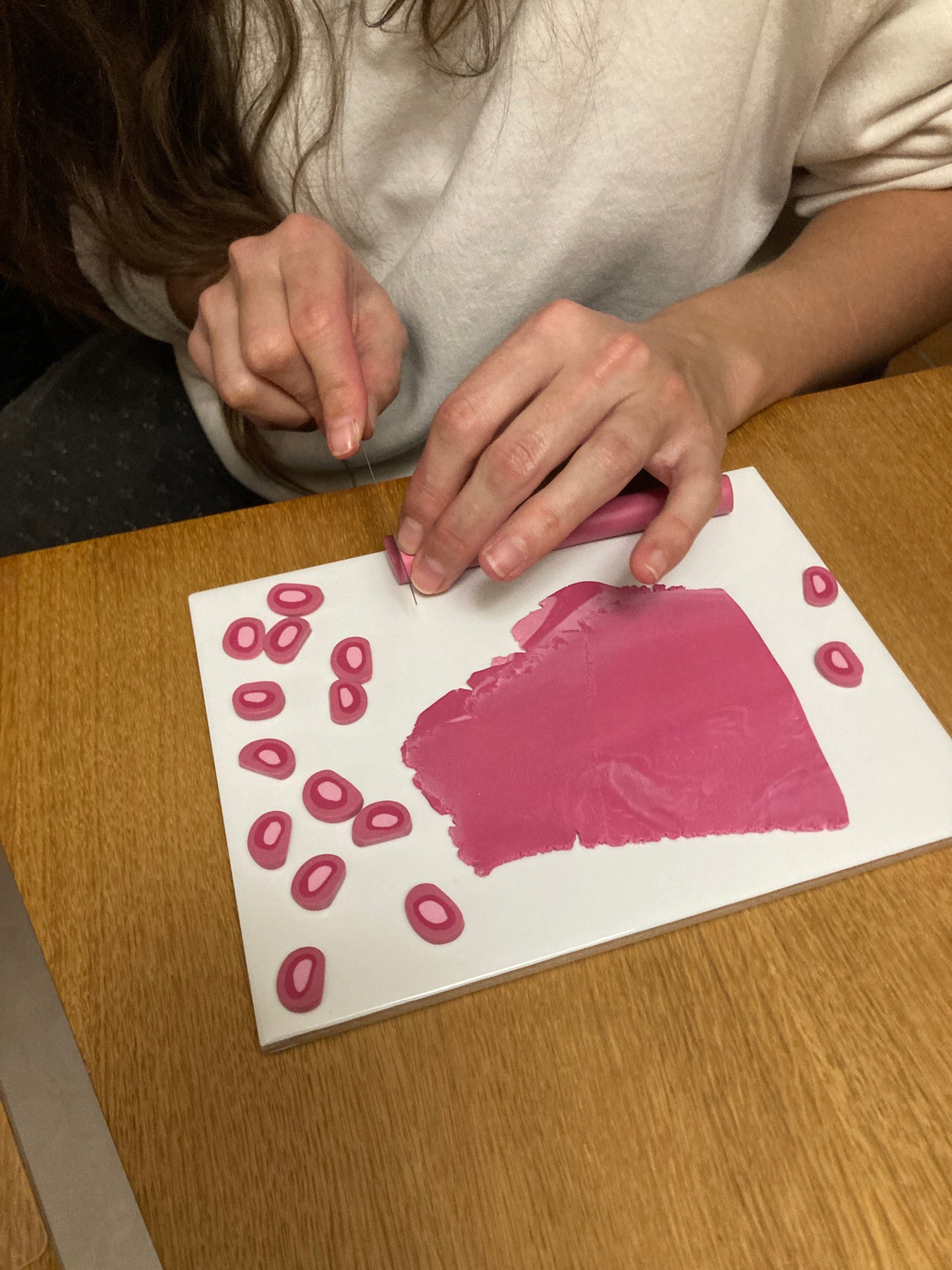 Taller de creación de pendientes en arcilla polimérica