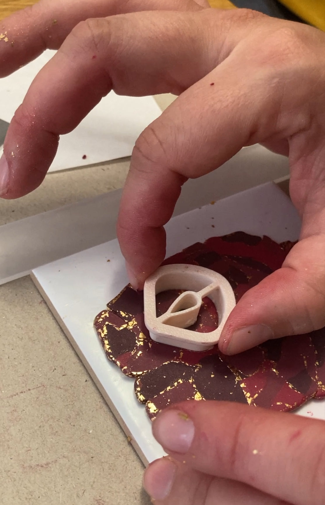 Taller de creación de pendientes en arcilla polimérica
