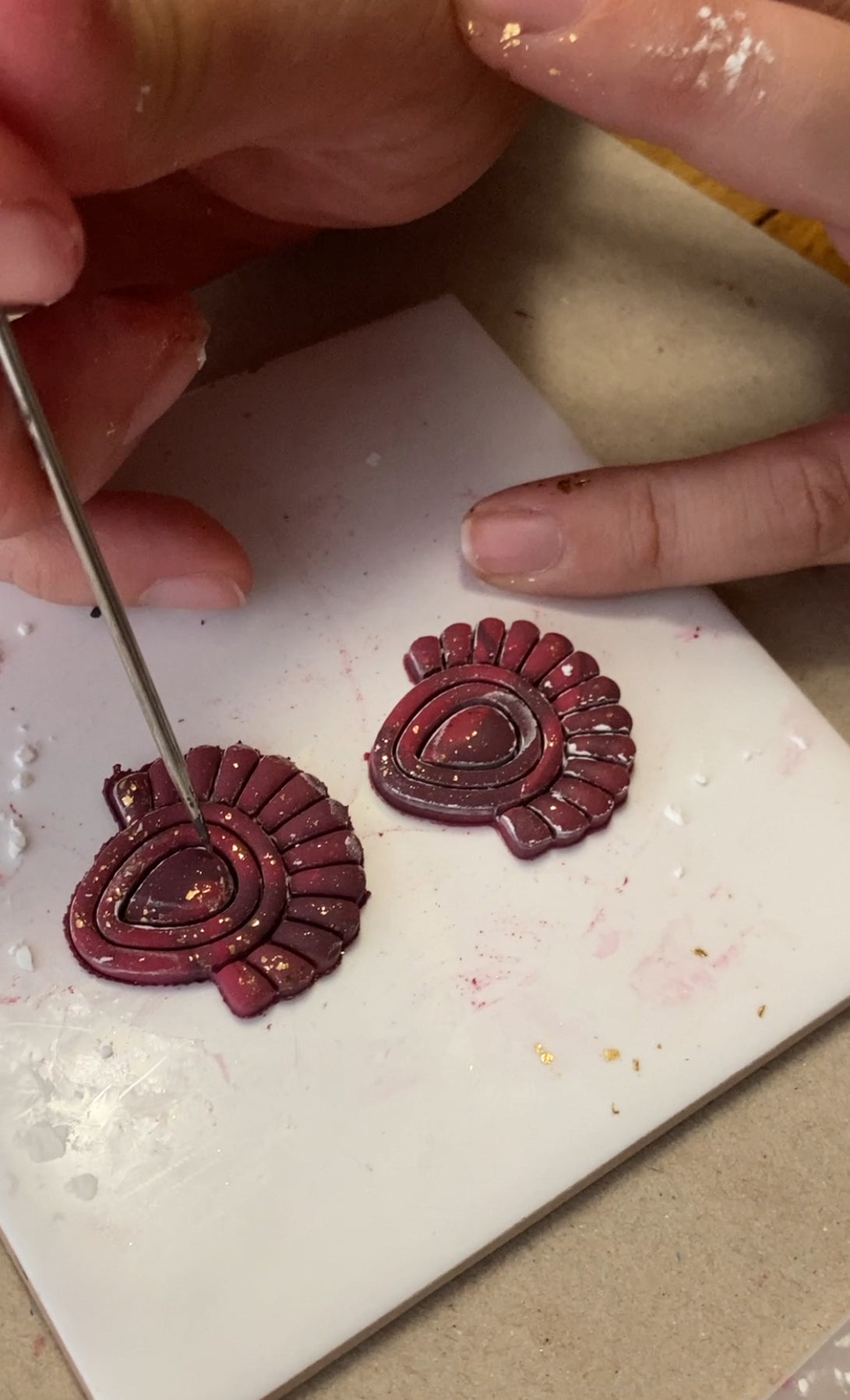 Taller de creación de pendientes en arcilla polimérica