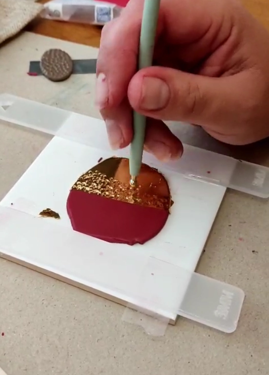 Taller de creación de pendientes en arcilla polimérica