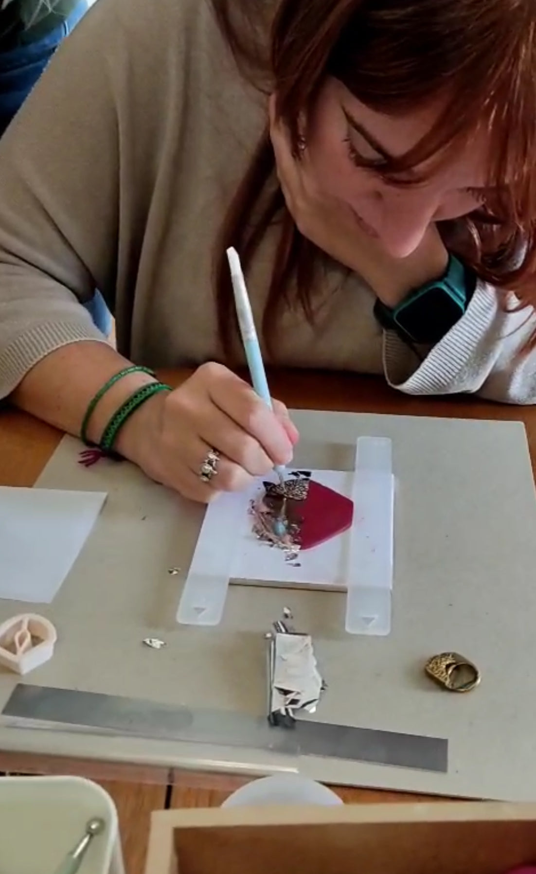 Taller de creación de pendientes en arcilla polimérica