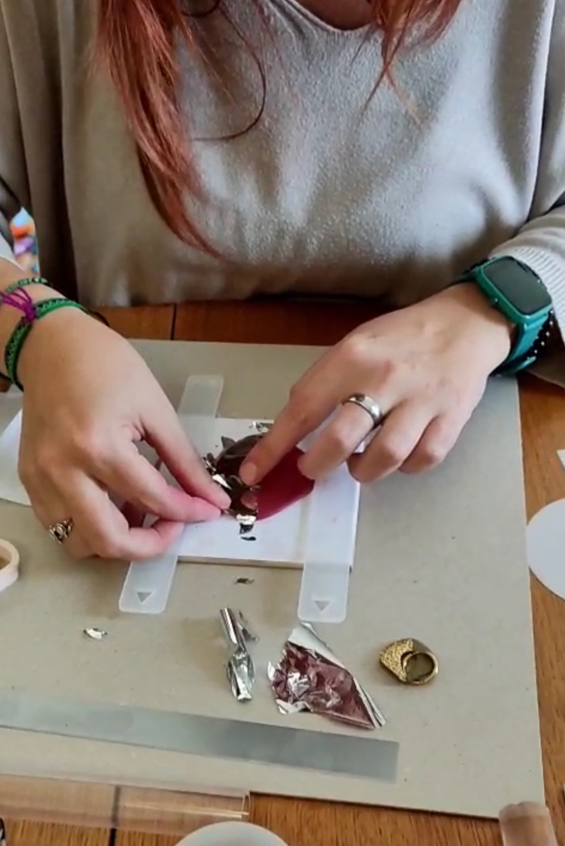 Taller de creación de pendientes en arcilla polimérica