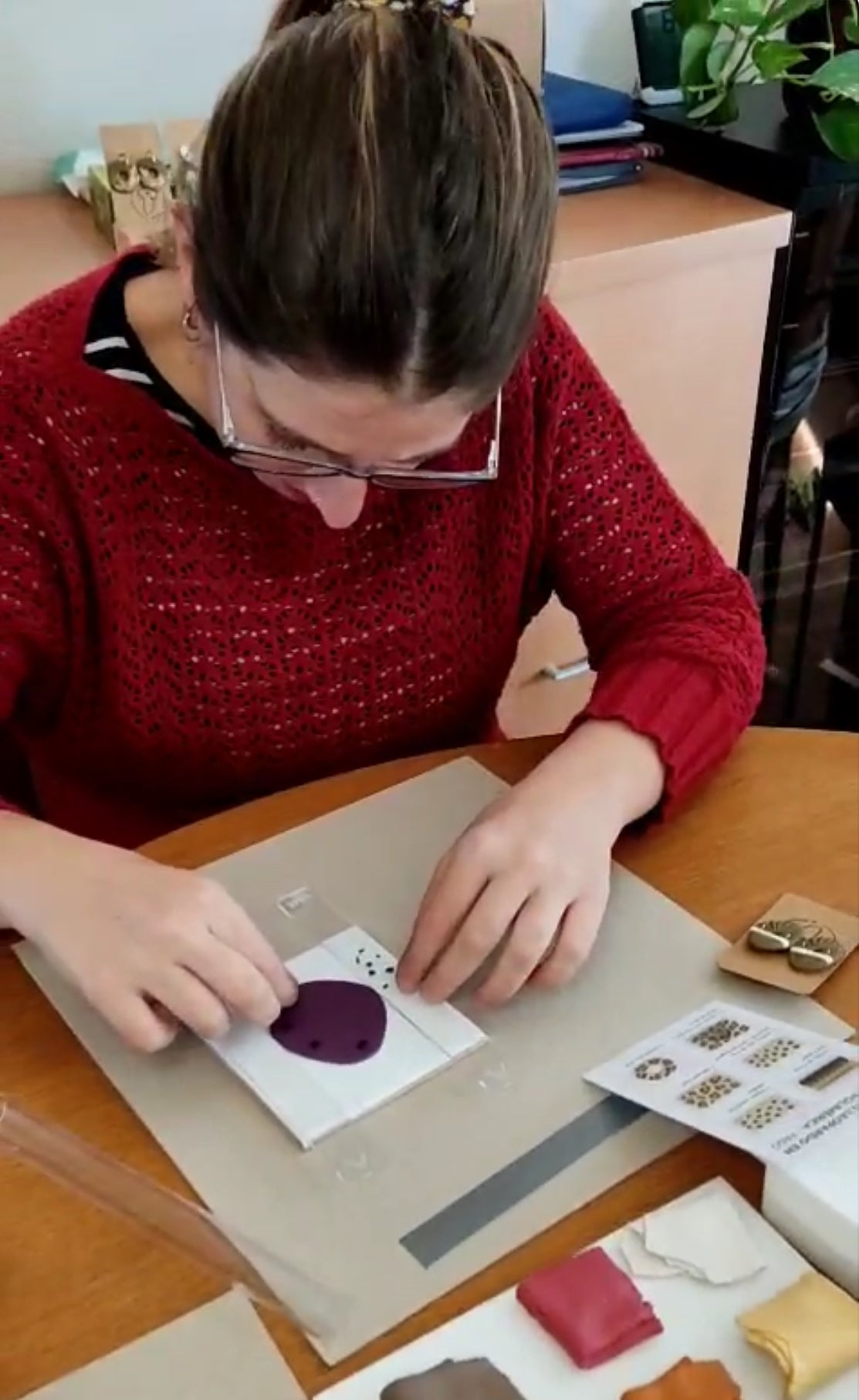 Taller de creación de pendientes en arcilla polimérica