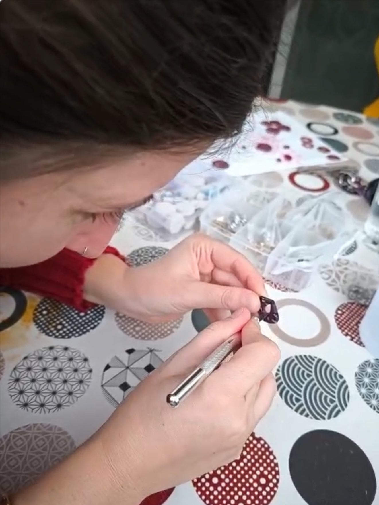 Taller de creación de pendientes en arcilla polimérica