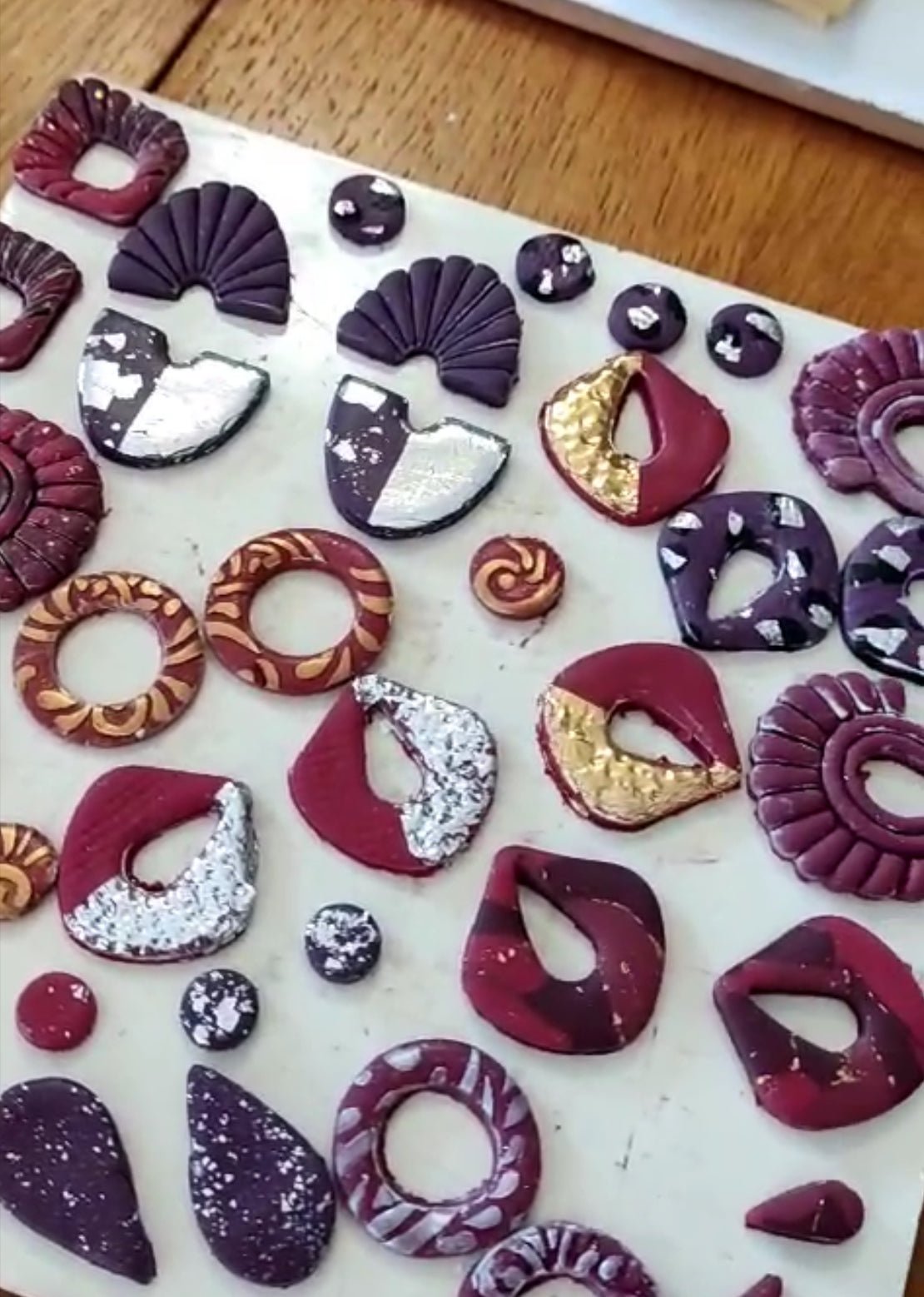 Taller de creación de pendientes en arcilla polimérica