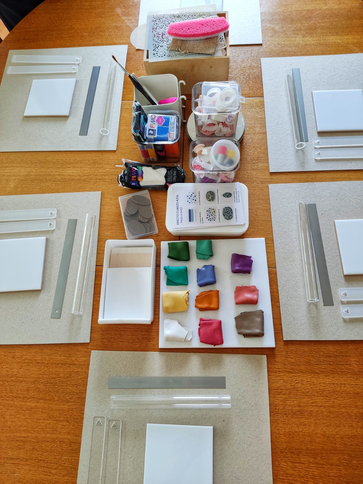 Taller de creación de pendientes en arcilla polimérica